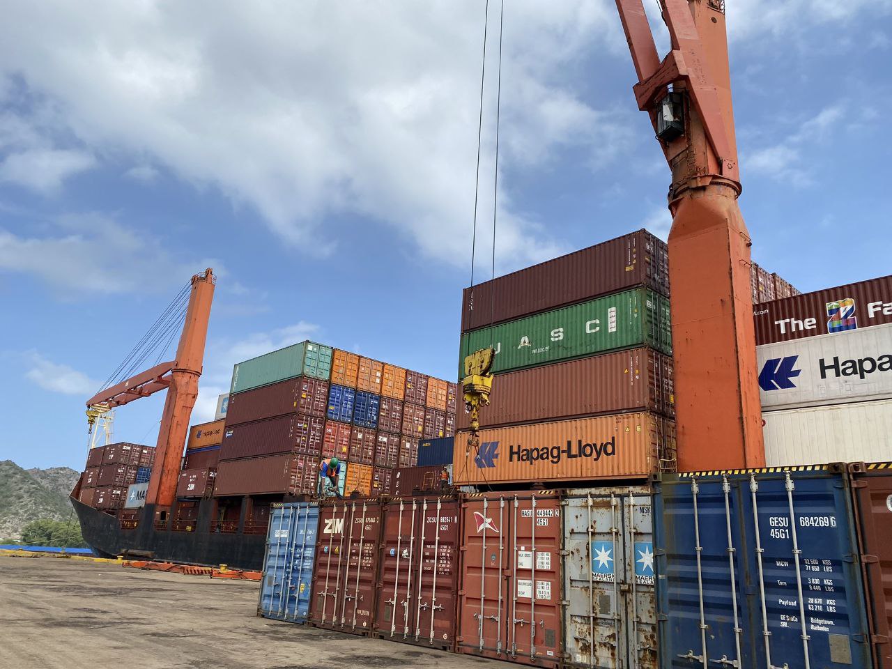 contenedores en muelle alonside guanta