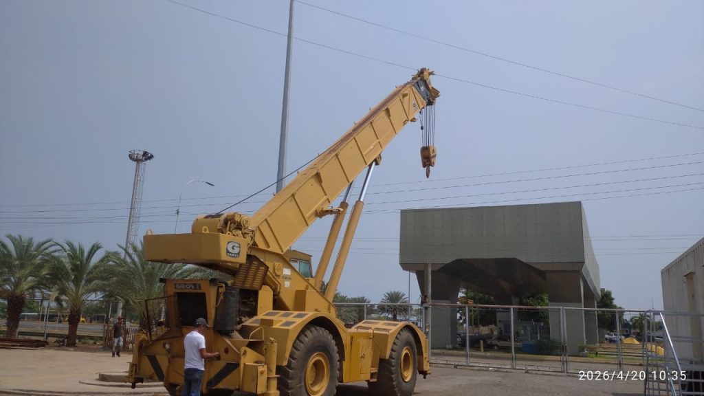 revisando grua 45 tons al lado los potocos